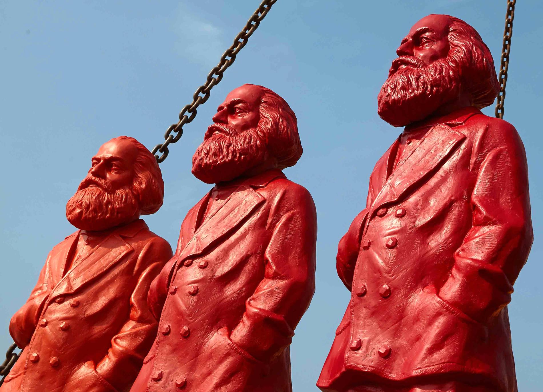 200-åringen Karl Marx utses till årets tomte av Mattias Svensson. På bild: tyska konstnären Ottmar Hoerls röda Marxskulpturer. 
