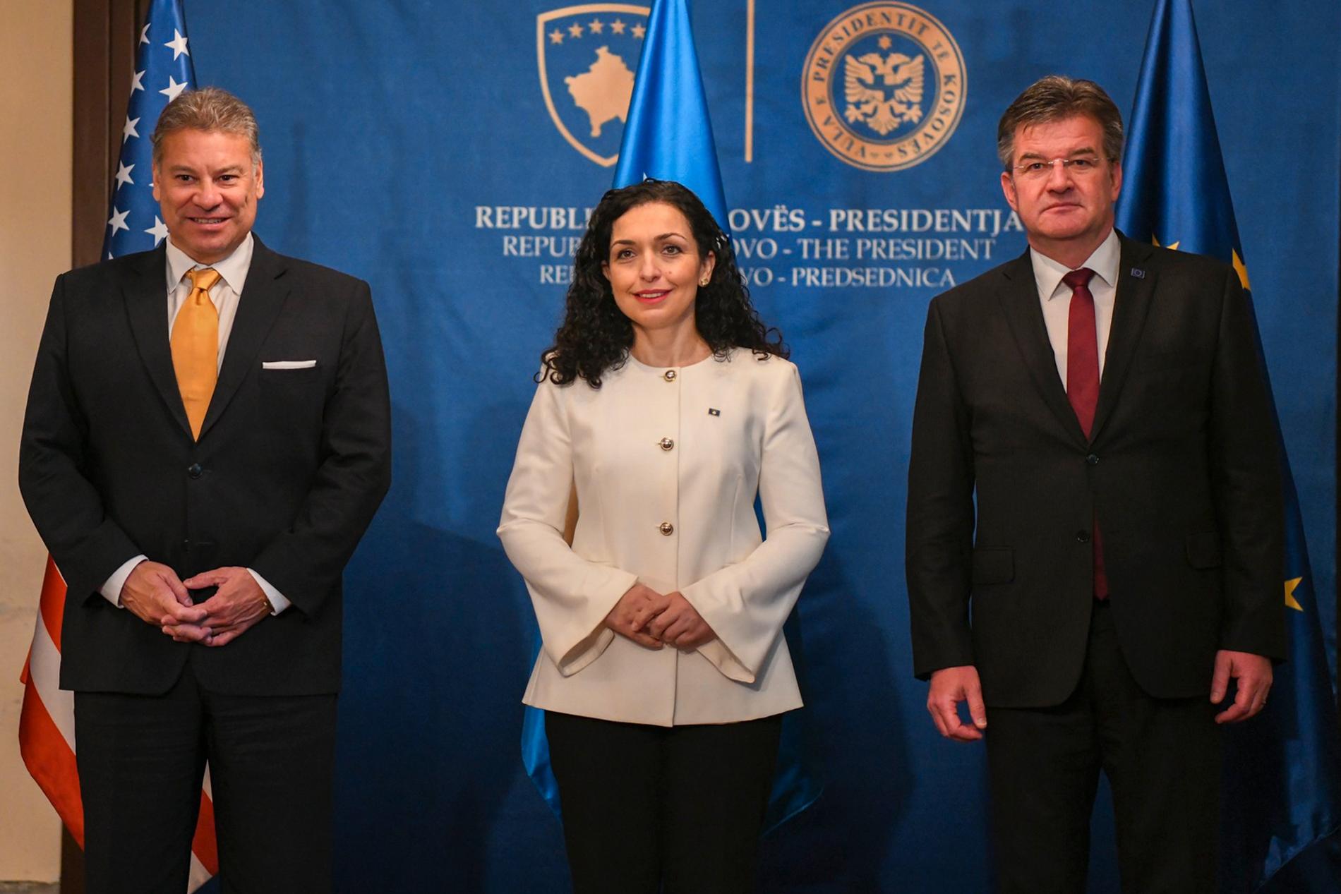 Kosovos president Vjosa Osmani (i mitten) tillsammans med Miroslav Lajcak och Gabriel Escobar i samband med ett möte i tisdags.