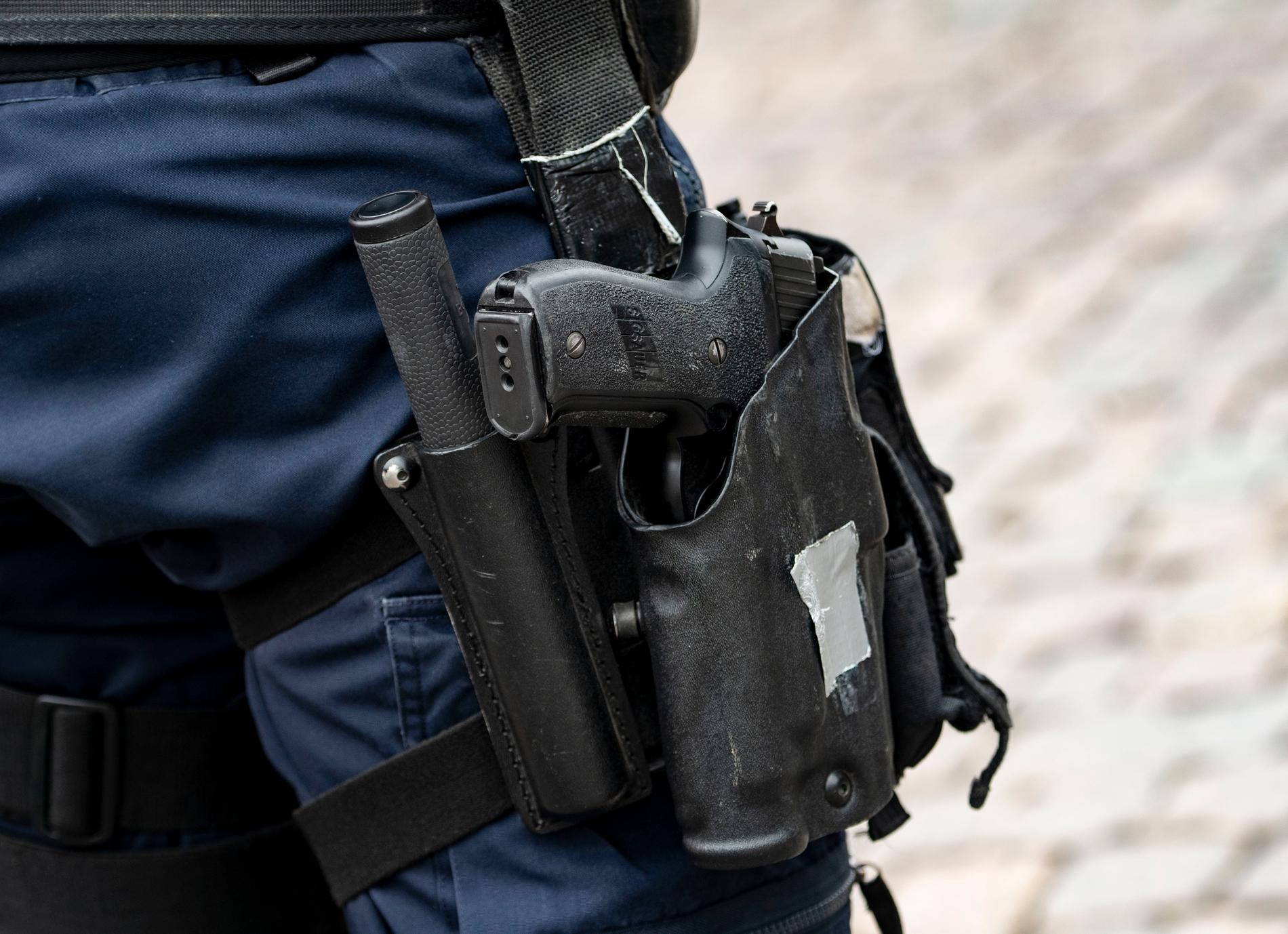 Polisen avlossade varningsskott i Jakobsberg i samband med att några personer kontrollerades för misstänkt vapeninnehav. Arkivbild.