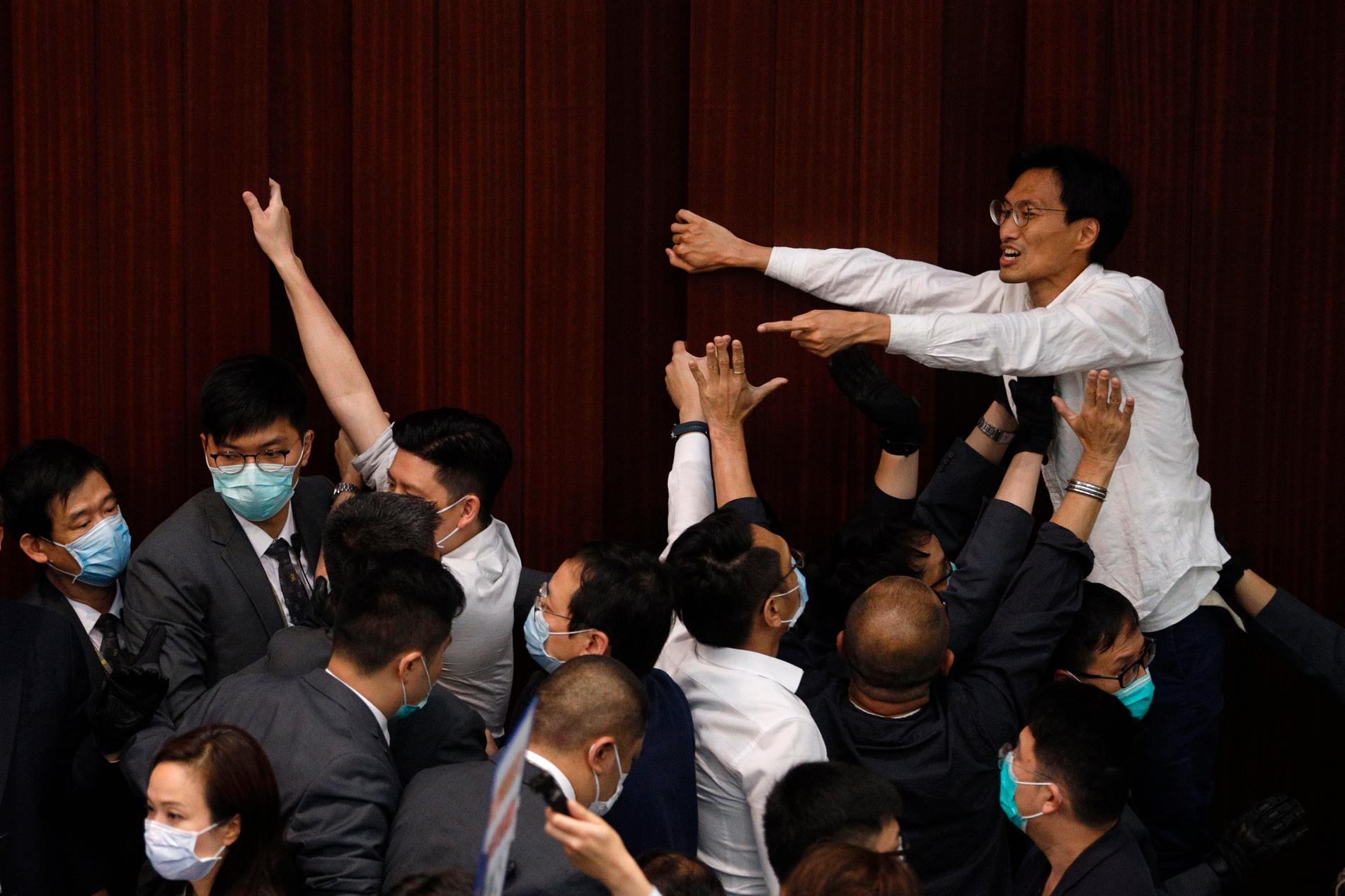 Slagsmål och munhuggeri i Hongkongs lagstiftande församling.