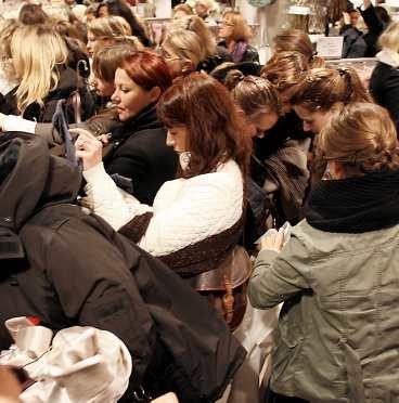 KLÄDKAOS I går var designern Stella McCartneys kläder till salu i över 400 butiker i 22 länder. Det orsakade hysteri. Kunderna slet kläderna av skyltdockorna. Varumärkesstrategen Benoit Fallenius: - Det är bara att hålla ögonen på aktiekursen.
