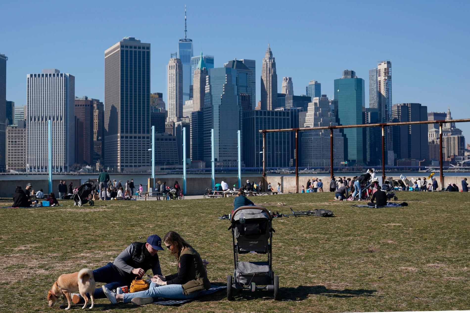 Människor njuter av solen i New York.