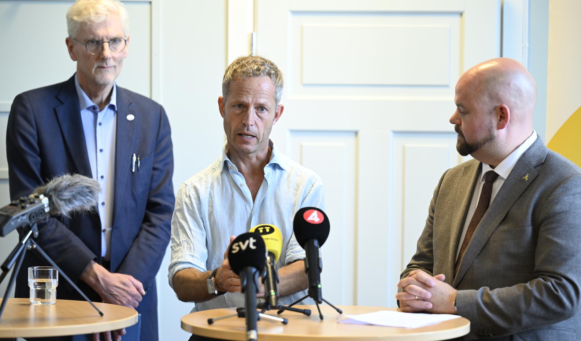 Statsepizootolog Karl Ståhl, landbygdsminister Peter Kullgren och Jan Cedervärn, överdirektör på Jordbruksverket, under måndagens pressträff i Fagersta.