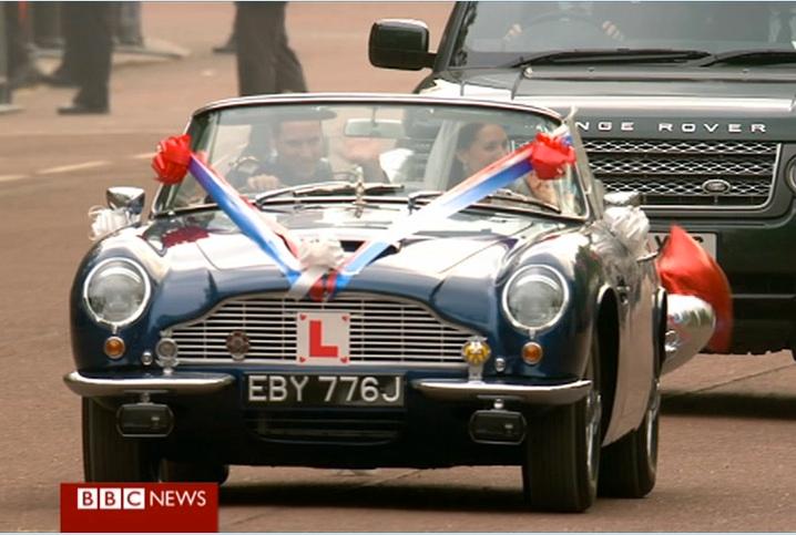 Brudparet i kärleksbilen.  William och Kate lämnade mottagningen på Buckingham Palace i prins Charles etanoldrivna Aston Martin.
