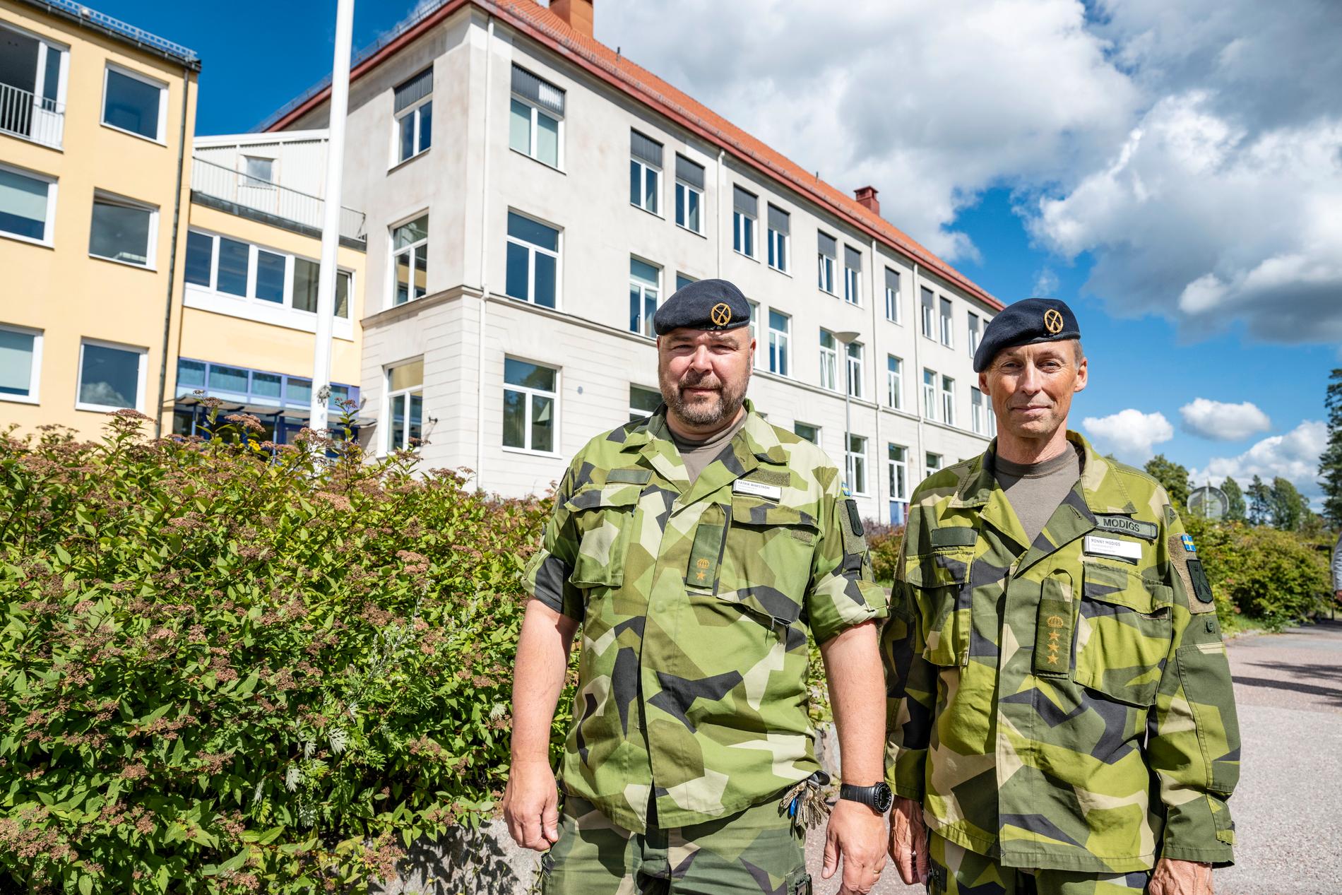 Utbildningschef Patrik Warström och regementschef Ronny Modigs tycker att samhällets respons på återstarten varit positiv.