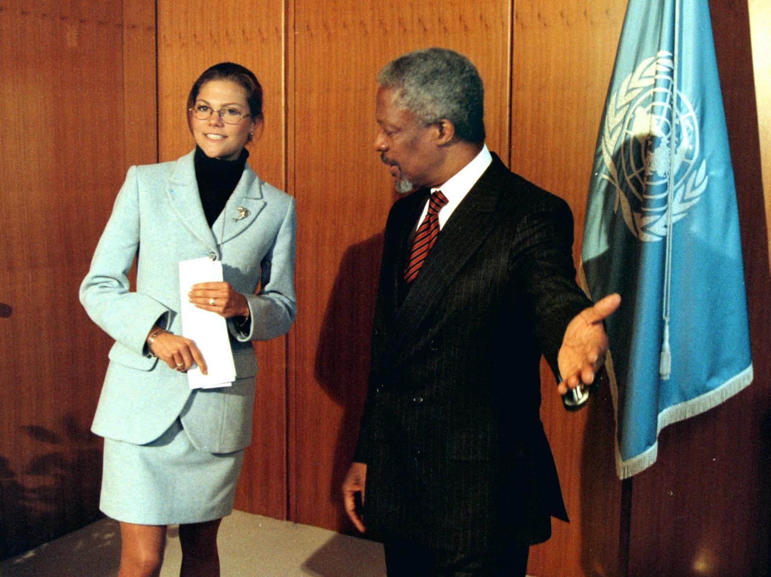 1997: Kofi Annan träffar kronprinsessan Victoria då hon är på studiebesök i FN:s högkvarter.