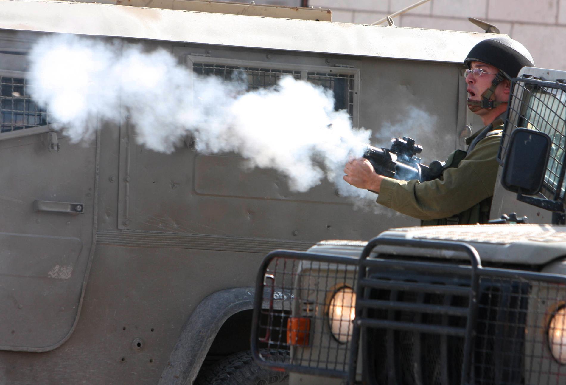 En israelisk soldat skjuter tårgas under sammandrabbningar med stenkastande palestinier. Bilden har ingen koppling till artikeln. Arkivbild.