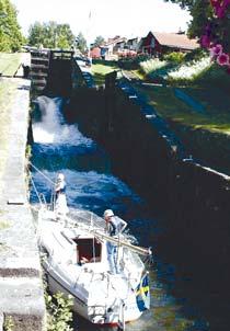 Till båts! Skippa Göta kanal – och satsa på Kinda. Här kan man antingen åka egen båt, passagerarbåt eller paddla kanot. Kanalen har nio slussar och många fina badplatser. www.kindakanal.se