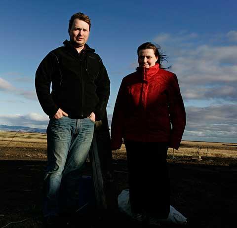 Niklas Hyström och hans fru Halla har evakuerats från sin bondgård flera gånger sedan utbrottet startade.