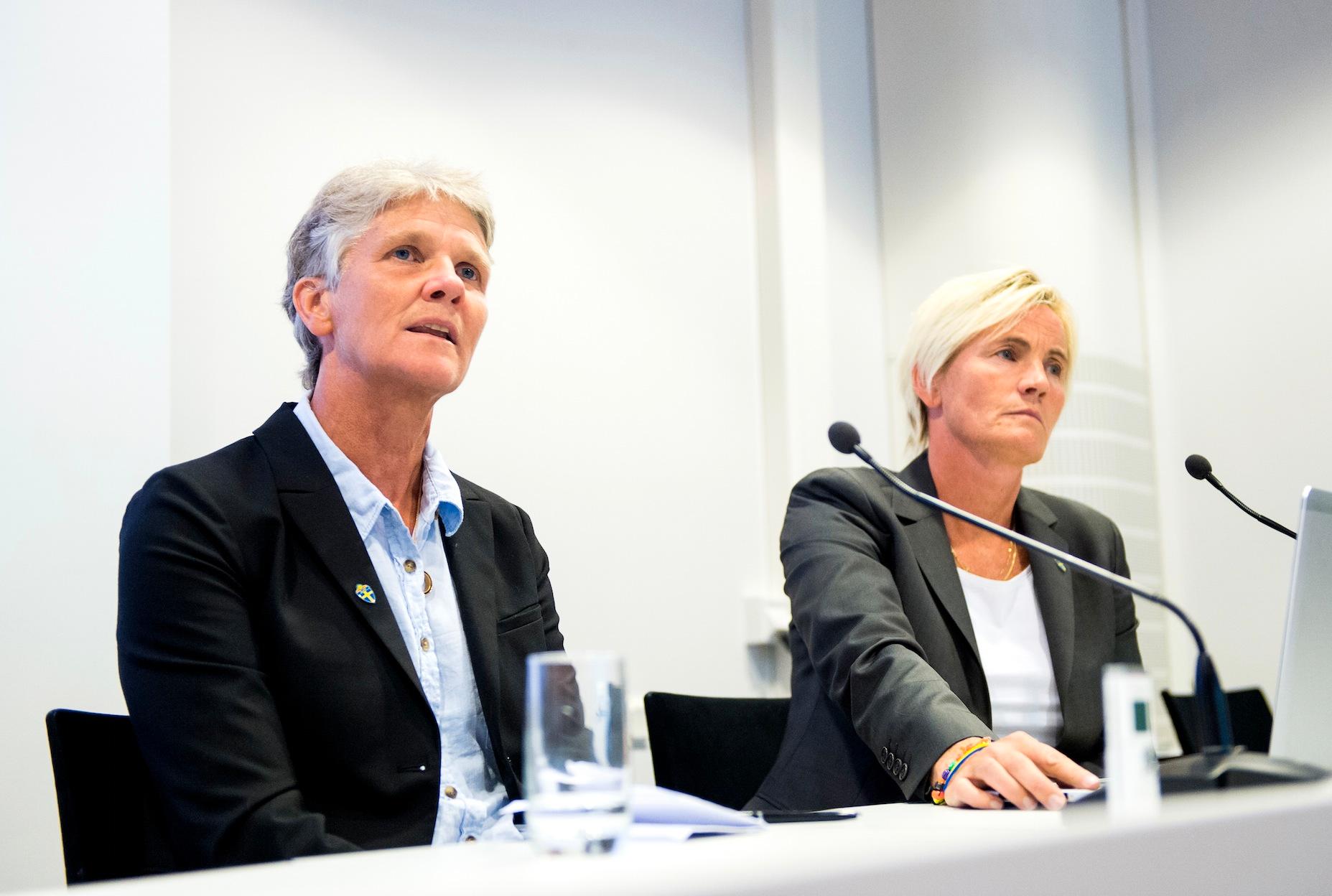 Förbundskapten Pia Sundhage och assisterande förbundskapten Lillie Persson under en presskonferens inför damernas EM-kval den 4 september.