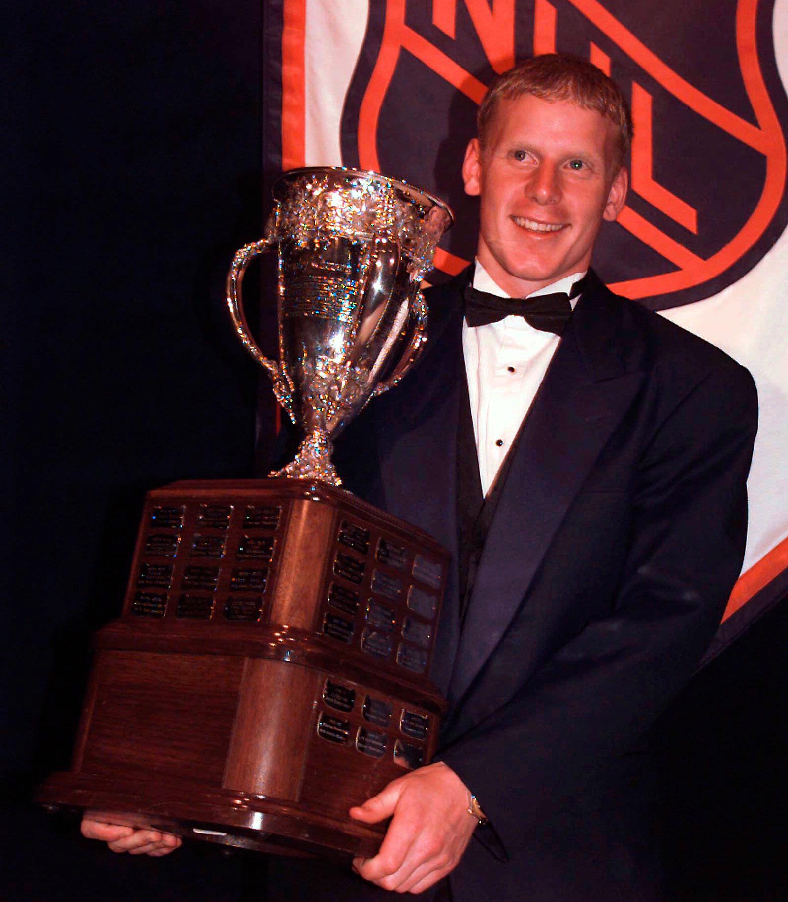 Daniel Alfredsson med utmärkelsen som årets rookie i början av sin NHL-karriär.