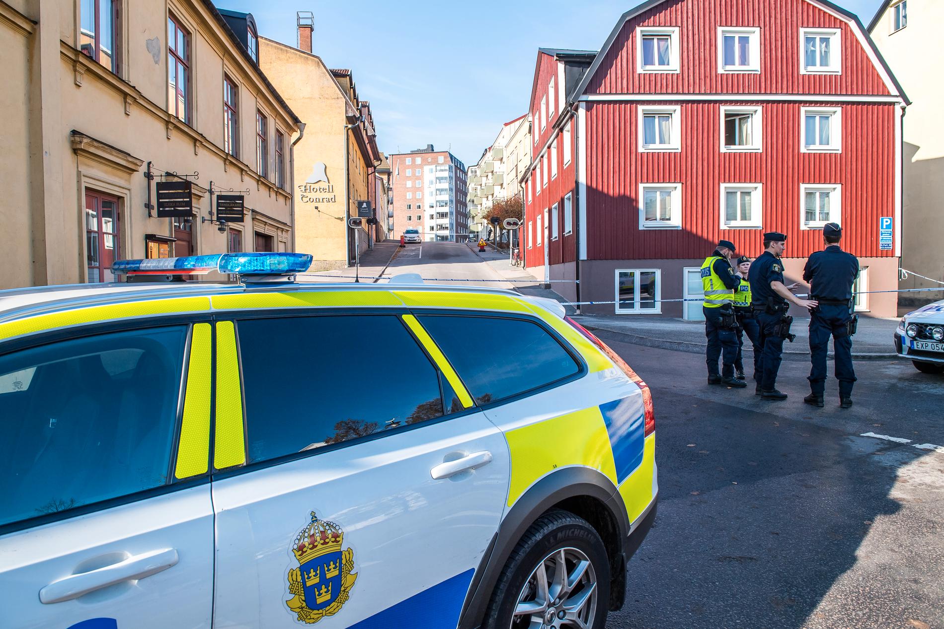 Vid 08.42 anträffades ett misstänkt farligt föremål vid polishuset i Karlskrona. 