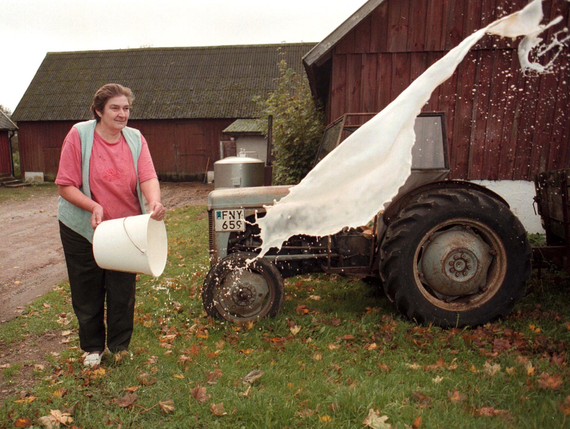 Oktober 1997. Sonja Persson i Grevie slår ut mjölken som mejeriet vägrar ta emot. Prover från Sonja och lars Perssons brunn visar att deras vatten är förgiftat.
