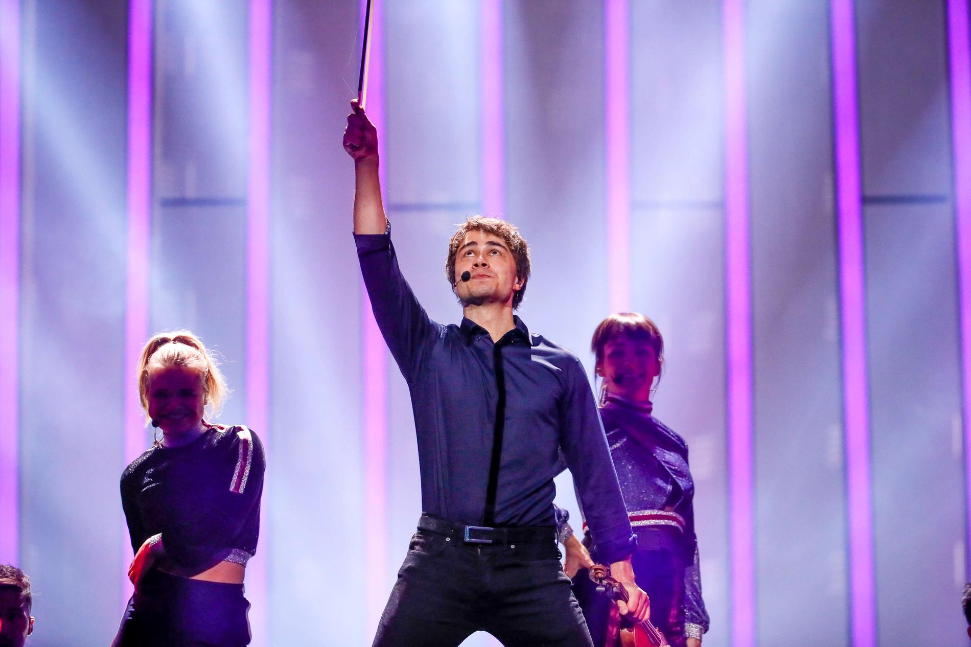 Alexander Rybak på Eurovision-scenen, senare tvingades han ställa in ännu ett framträdande.