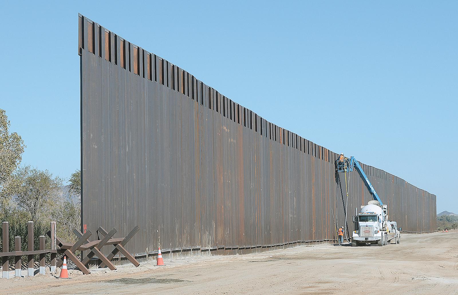 Arbetet fortsätter med att färdigställa Donald Trumps mur mot Mexico. Bilden är tagen vid Coloradofloden den 1 november 2019.