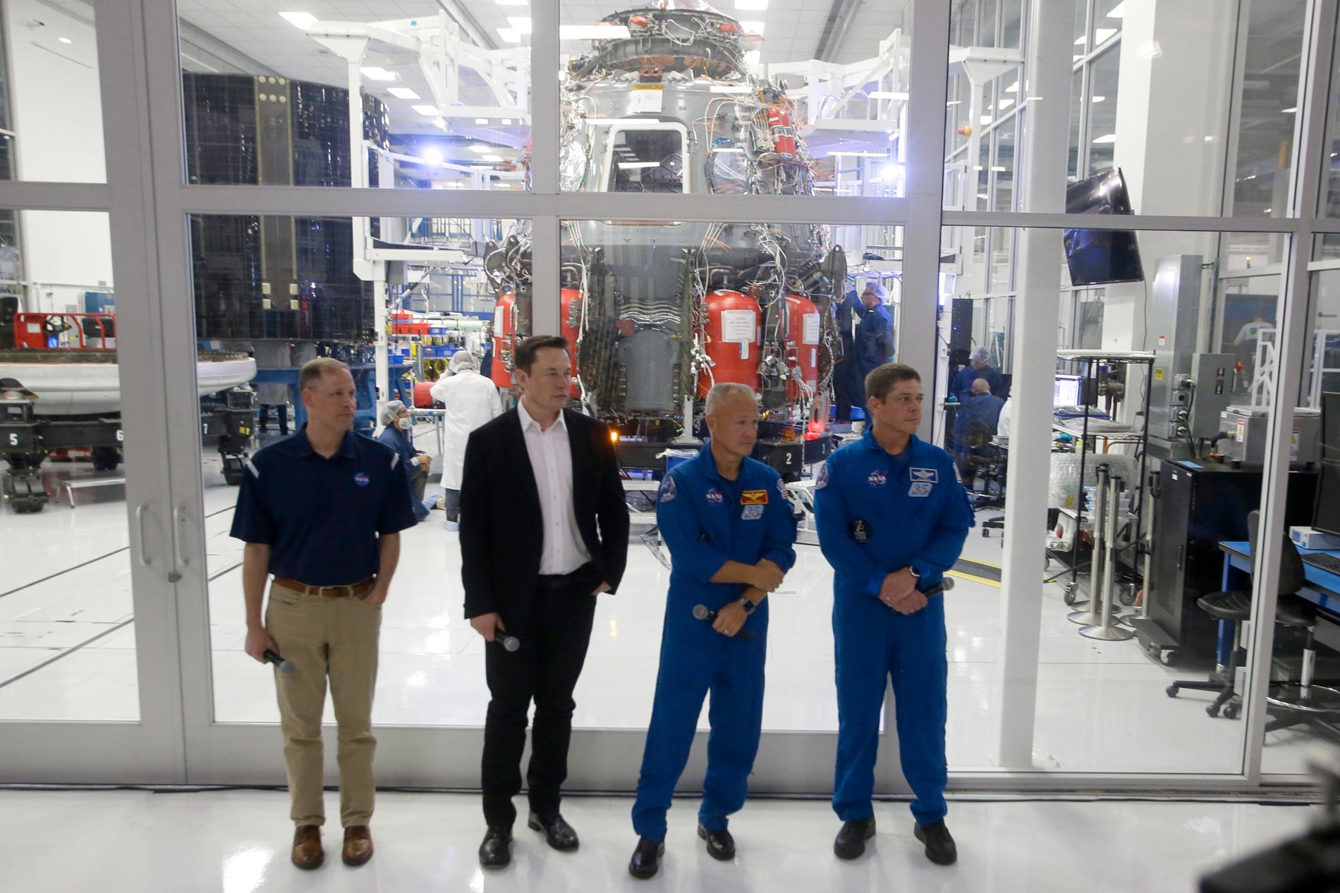 Nasa-chefen Jim Bridenstine, Space X-chefen Elon Musk och astronauterna Doug Hurley och Bob Behnken vid en pressvisning av Crew Dragon-kapseln (i bakgrunden) i Kalifornien förra året.