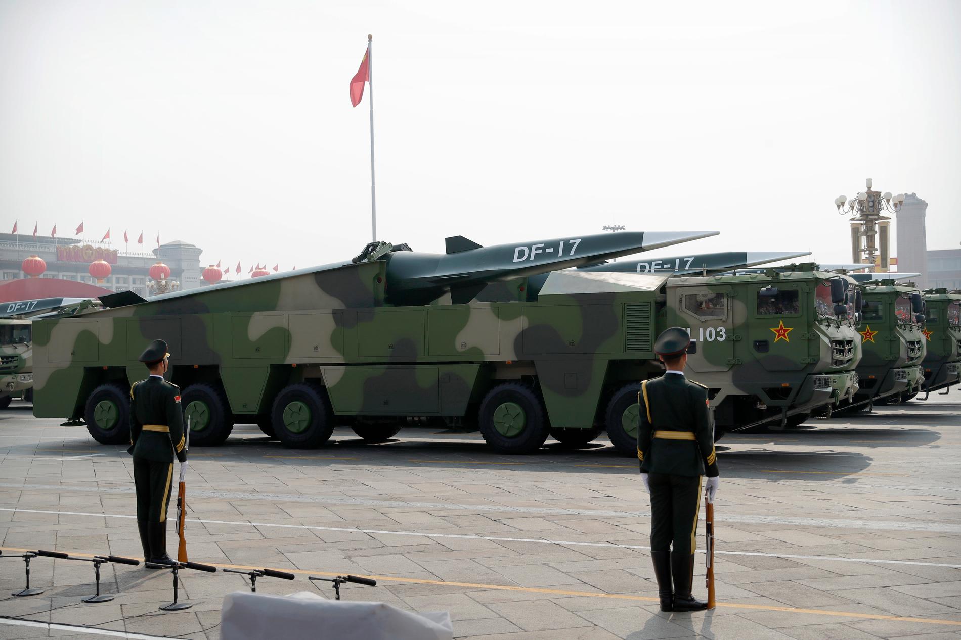 Militärtransporter med ballistiska missiler under en parad i Peking i oktober 2019.