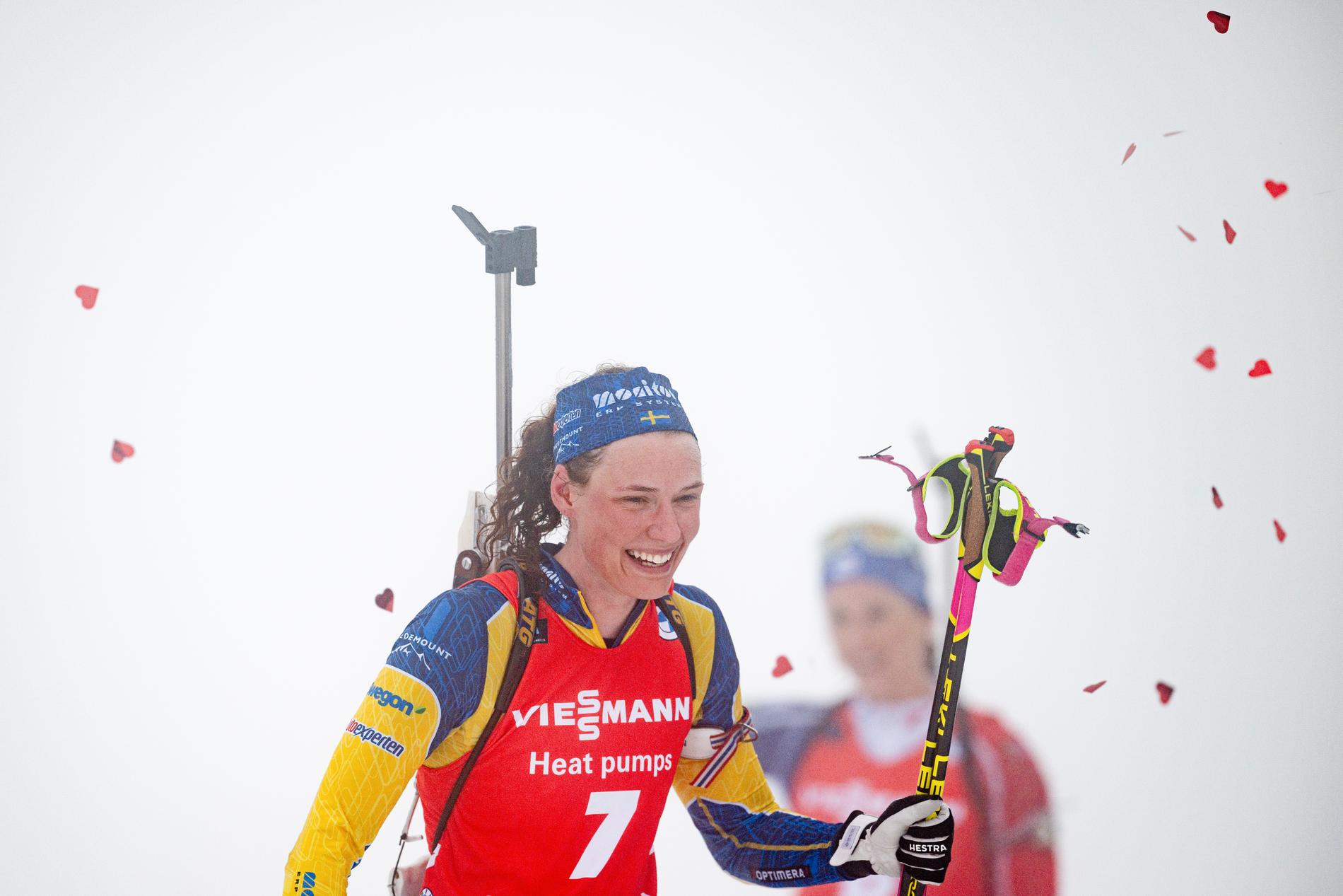 Hanna Öberg firar segern i dimman. 