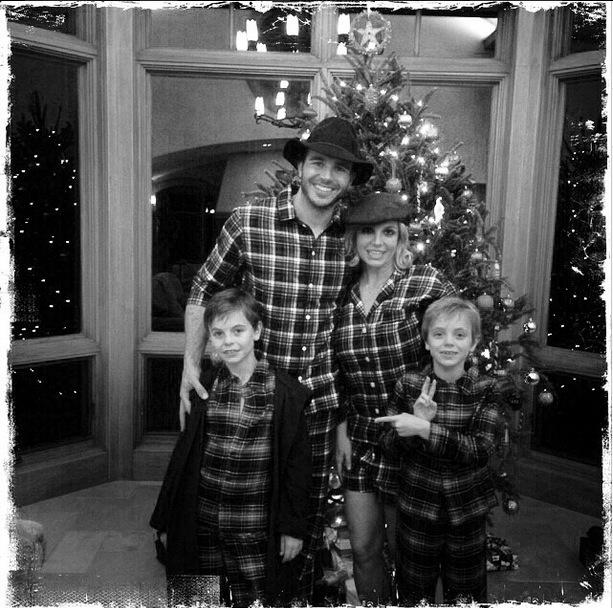 Sångerskan Britney Spears tvingade hela familjen att bära rutigt. Sedan önskade de alla en god jul.