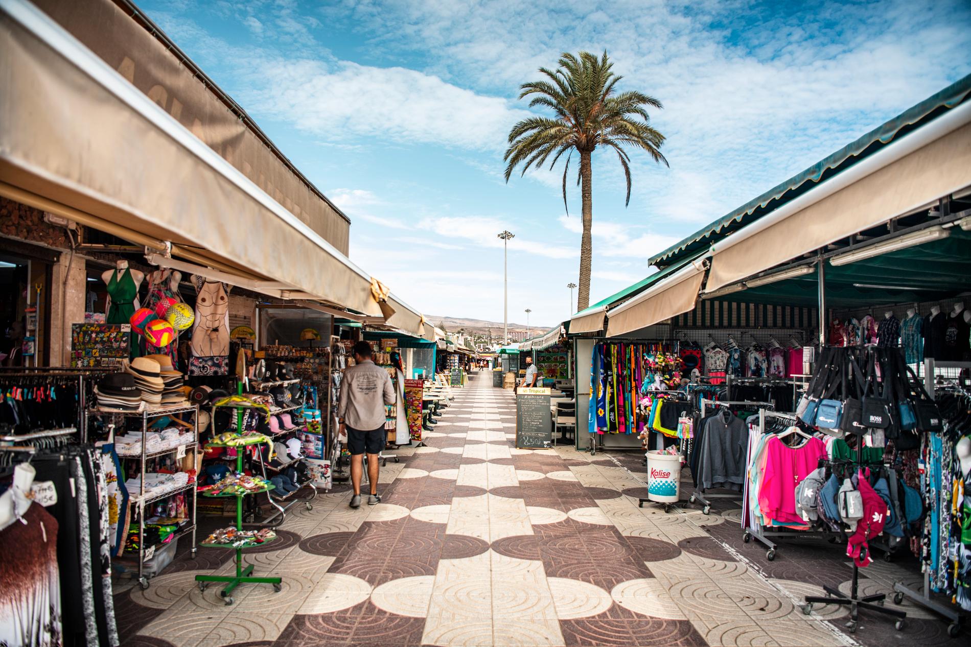 Det är folktomt i Playa del Inglés på Gran Canaria och många restauranger har tvingats stänga.