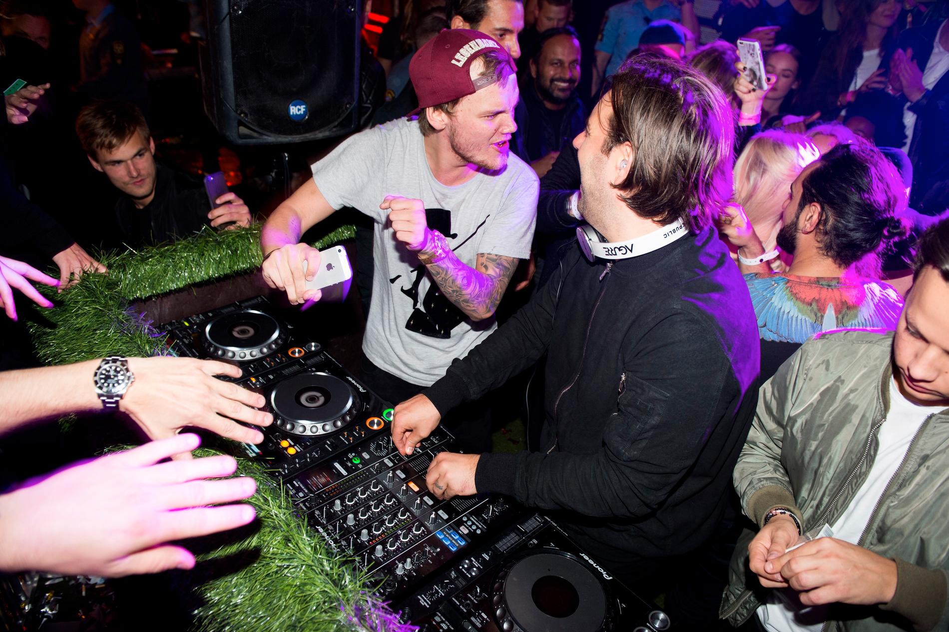 Tim Bergling, ”Avicii” och Sebastian Ingrosso spelar ihop på en nattklubb. 