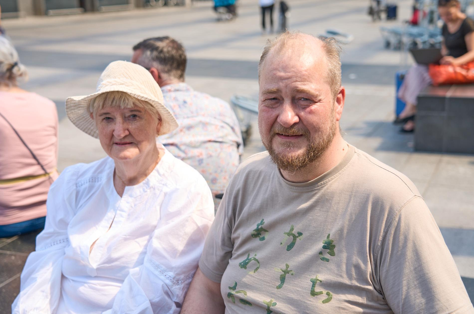Gudlauger Stefan Palmason, 50 och hans mamma Elin Thorvaldsdottir, 81, väntar utanför terminal tre mer än fem timmar innan deras plan ska lyfta.