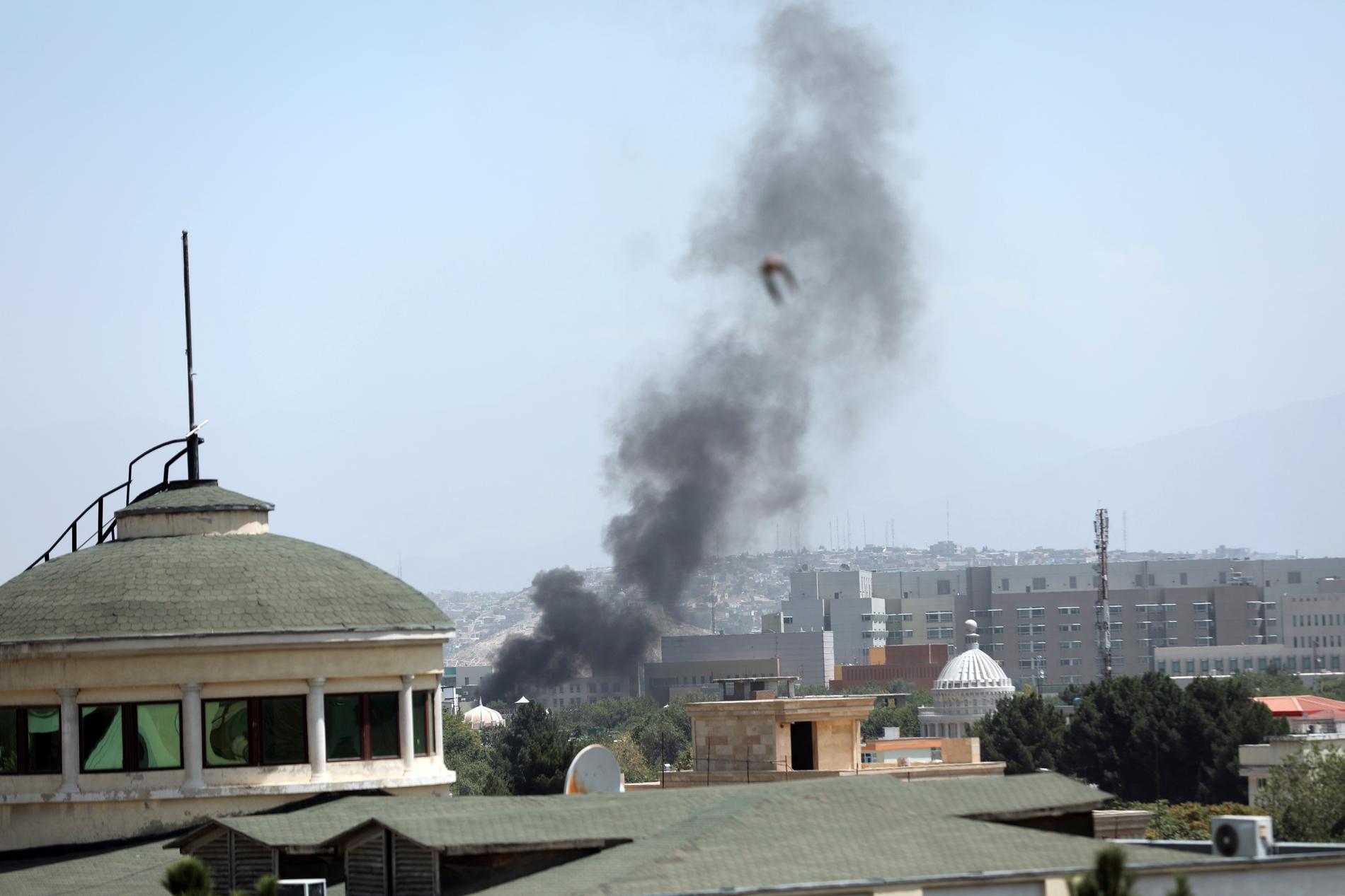Rök stiger mot himlen vid USA:s ambassad i Kabul på söndag