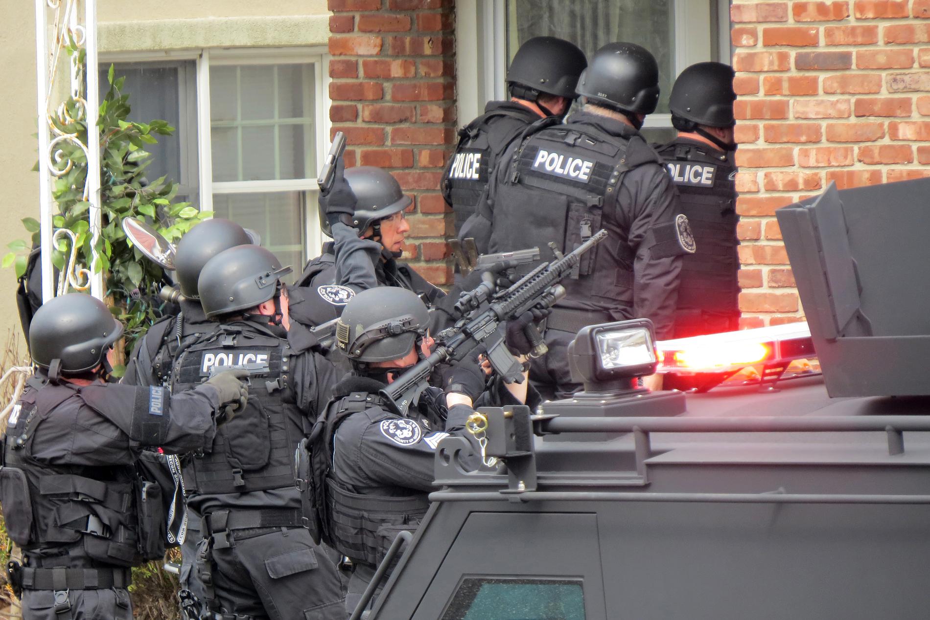 Polisens insatsstyrka rycker ut efter ett falskt larmsamtal i Long Beach, USA, 2014.