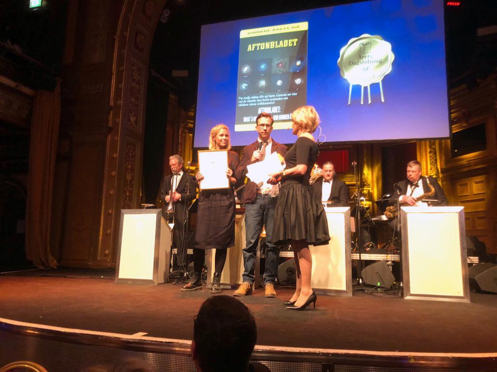 Aftonbladets Titti Jersler och Erik Wiman tar mot priset på galan. 