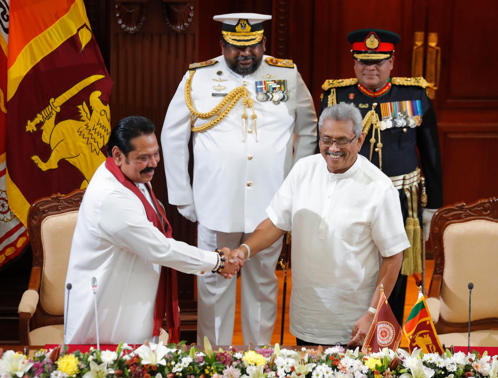 Två av bröderna Rajapaksa – till vänster premiär- och finansminister Mahinda Rajapaksa, till höger president Gotabaya Rajapaksa – när den förstnämnde svors in som premiärminister i Sri Lanka under torsdagen.