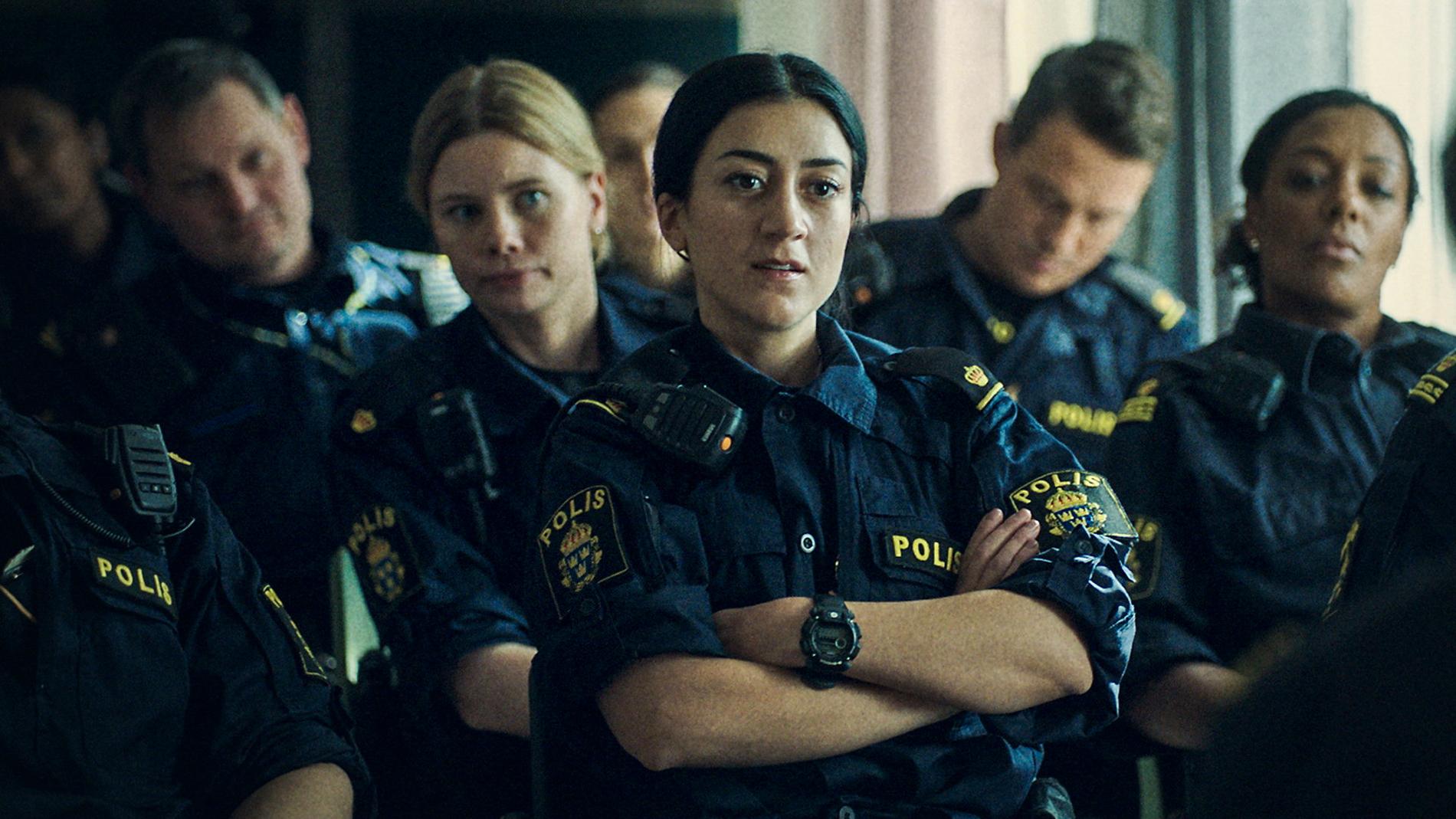 Gizem Erdogan som polisen Leah i SVT-dramat "Tunna blå linjen", som prisades som både årets program och årets tv-drama på Kristallengalan 2021. Pressbild.