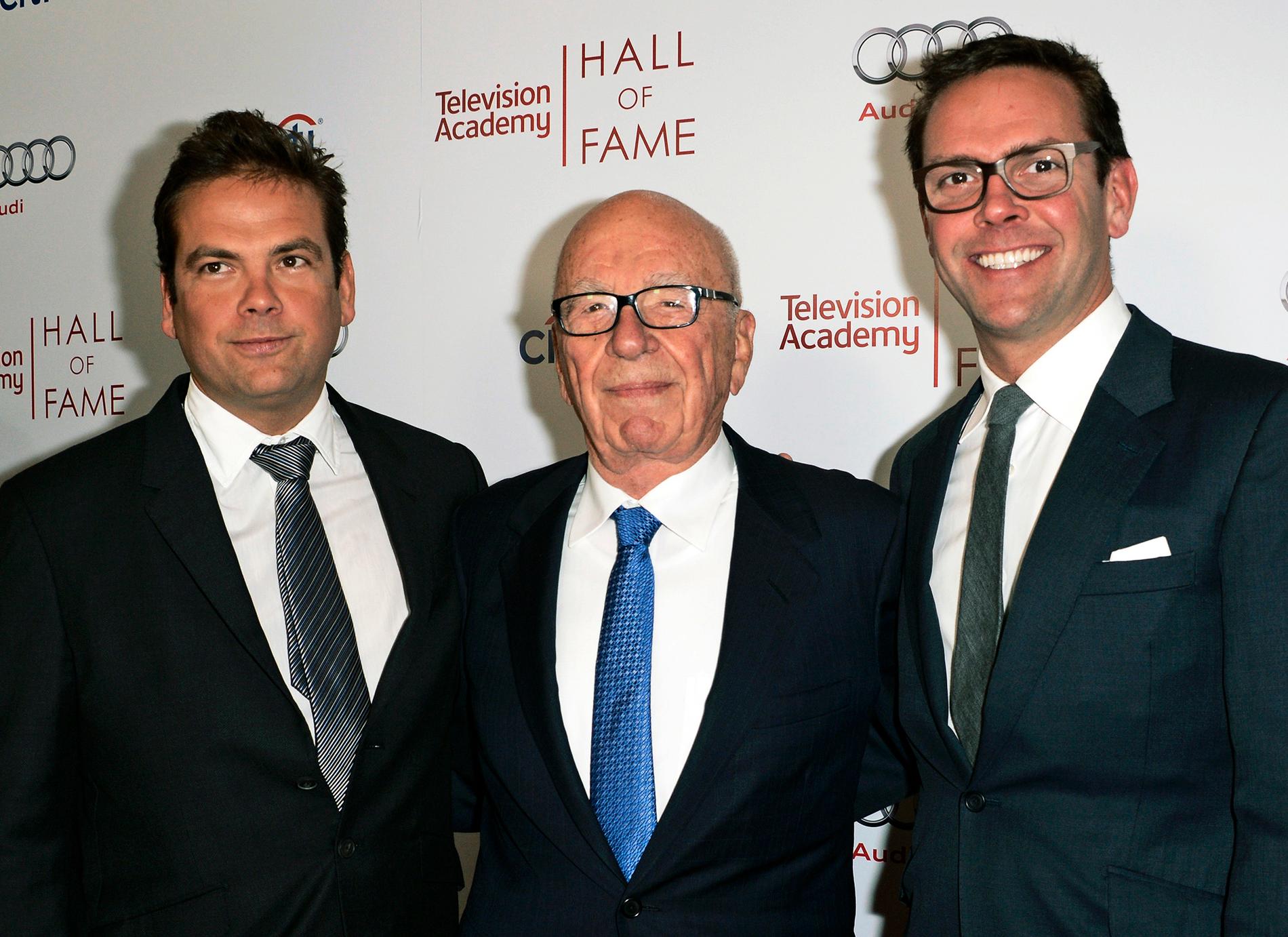 Mediemogulen Rupert Murdoch, i mitten, omgiven av sönerna Lachlan, till vänster, och James vid en tv-gala i Kalifornien 2014. Arkivbild.