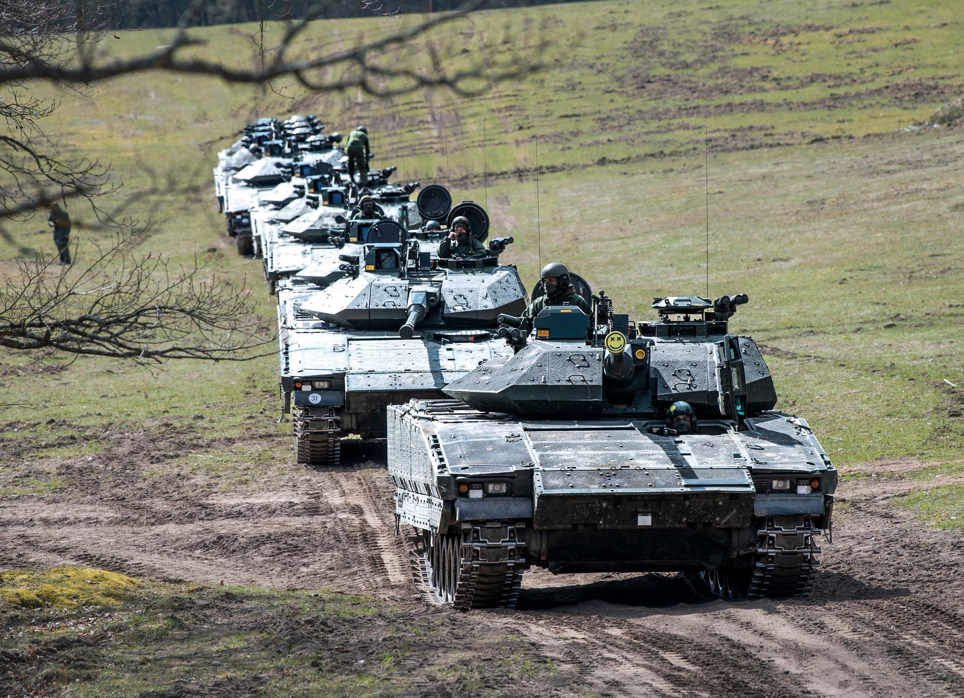 ÖB vill se en ny inriktning på upprustningen, men flera partier är tveksamma. På bilden över ukrainska soldater med svenska stridsfordon 90. Arkivbild.