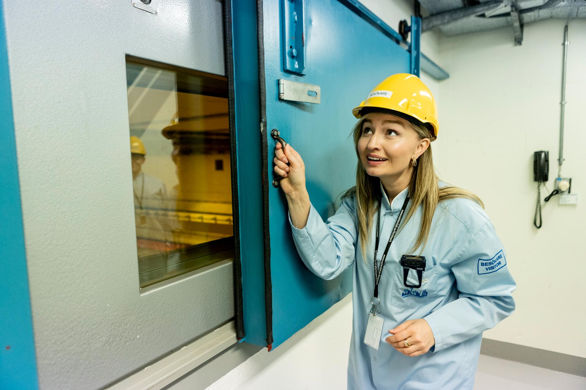Energi- och näringsminister Ebba Busch (KD) besöker atomreaktorn Forsmark 3. Innanför fönsterluckan ligger turbinhallen.