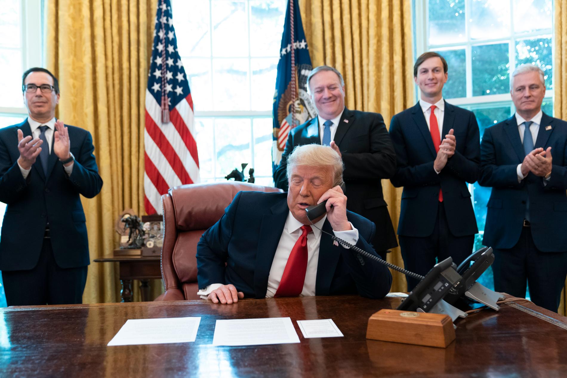 USA:s dåvarande president talar i telefon vid sitt skrivbord i Ovala rummet i Vita huset i oktober 2020.