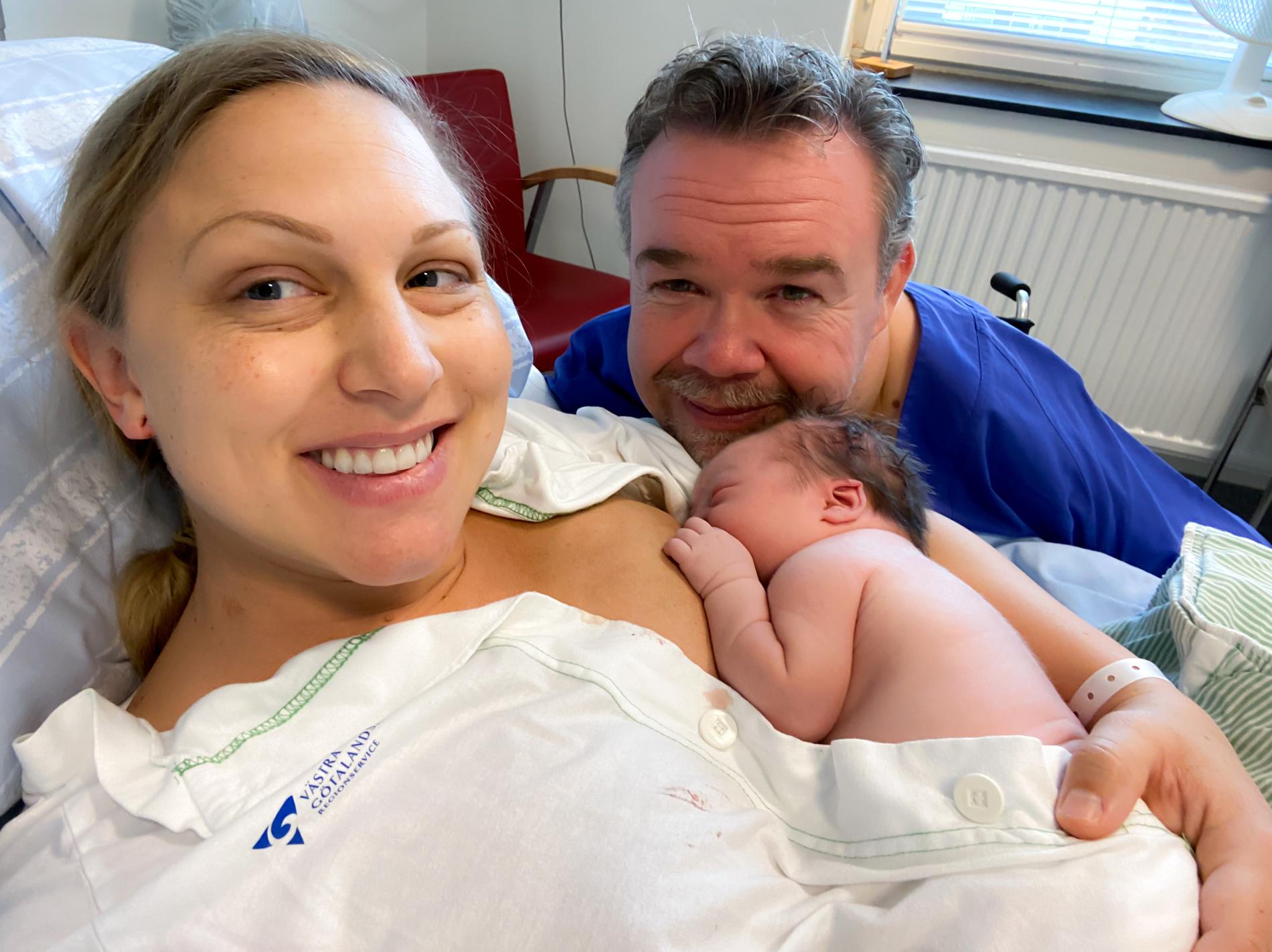 Vega Ranstam och David Lega tillsammans med en nyfödd Natalie.