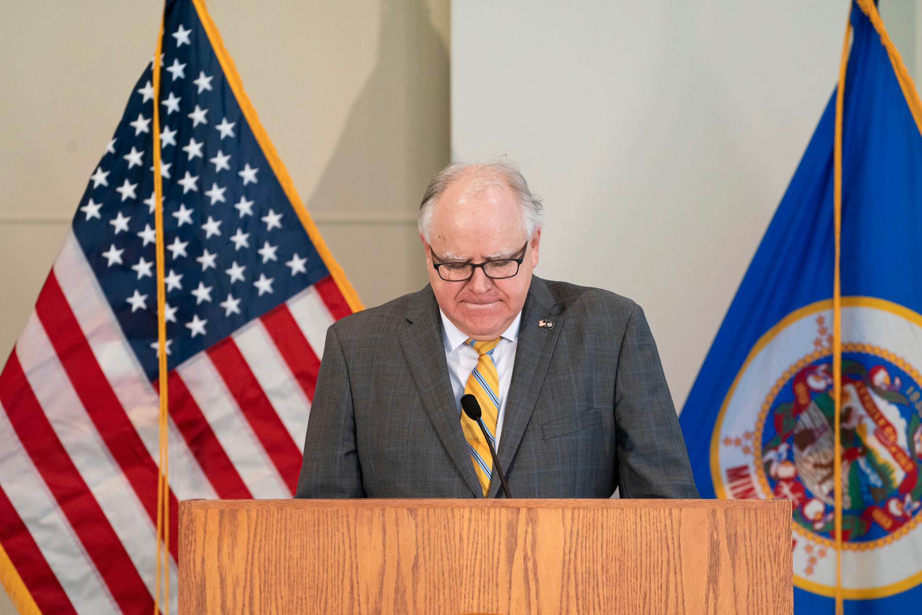 Minnesotas guvernör Tim Walz talar om oroligheterna i Minneapolis.