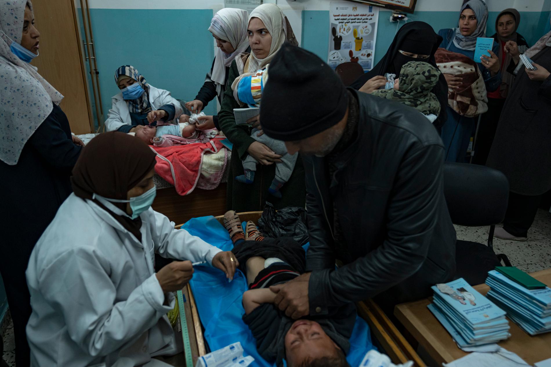 Palestinska barn på sjukhus i Gaza.