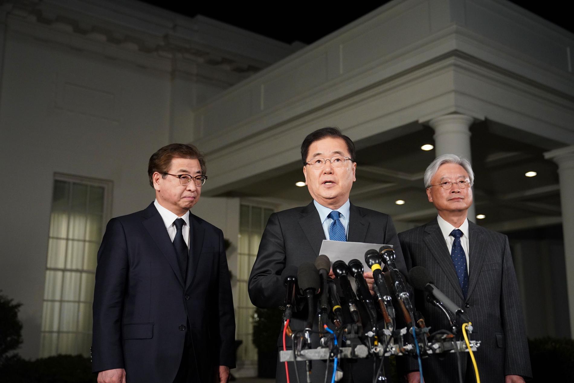 Sydkoreas Nationella säkerhetsrådgivare Chung Eui-yong talade utanför Vita huset.