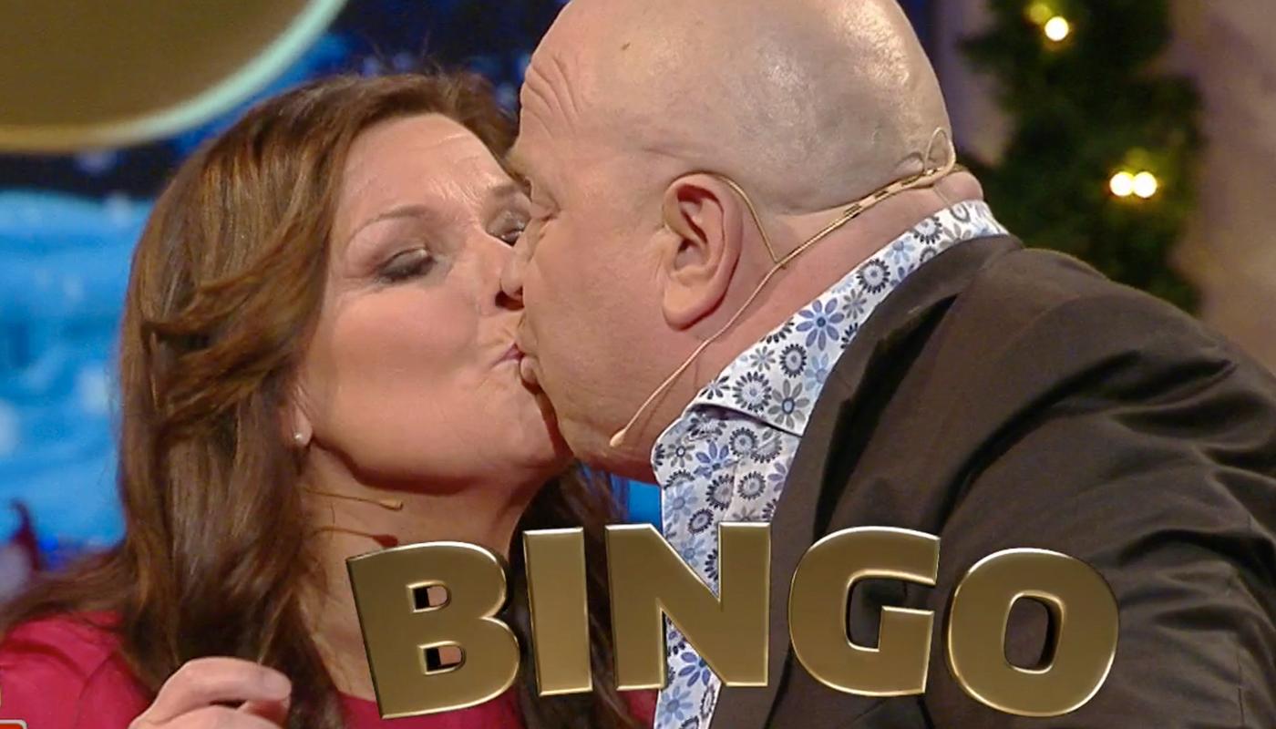 Lotta Engberg och Claes Malmberg delar en kyss i Bingolottos uppesittarkväll.