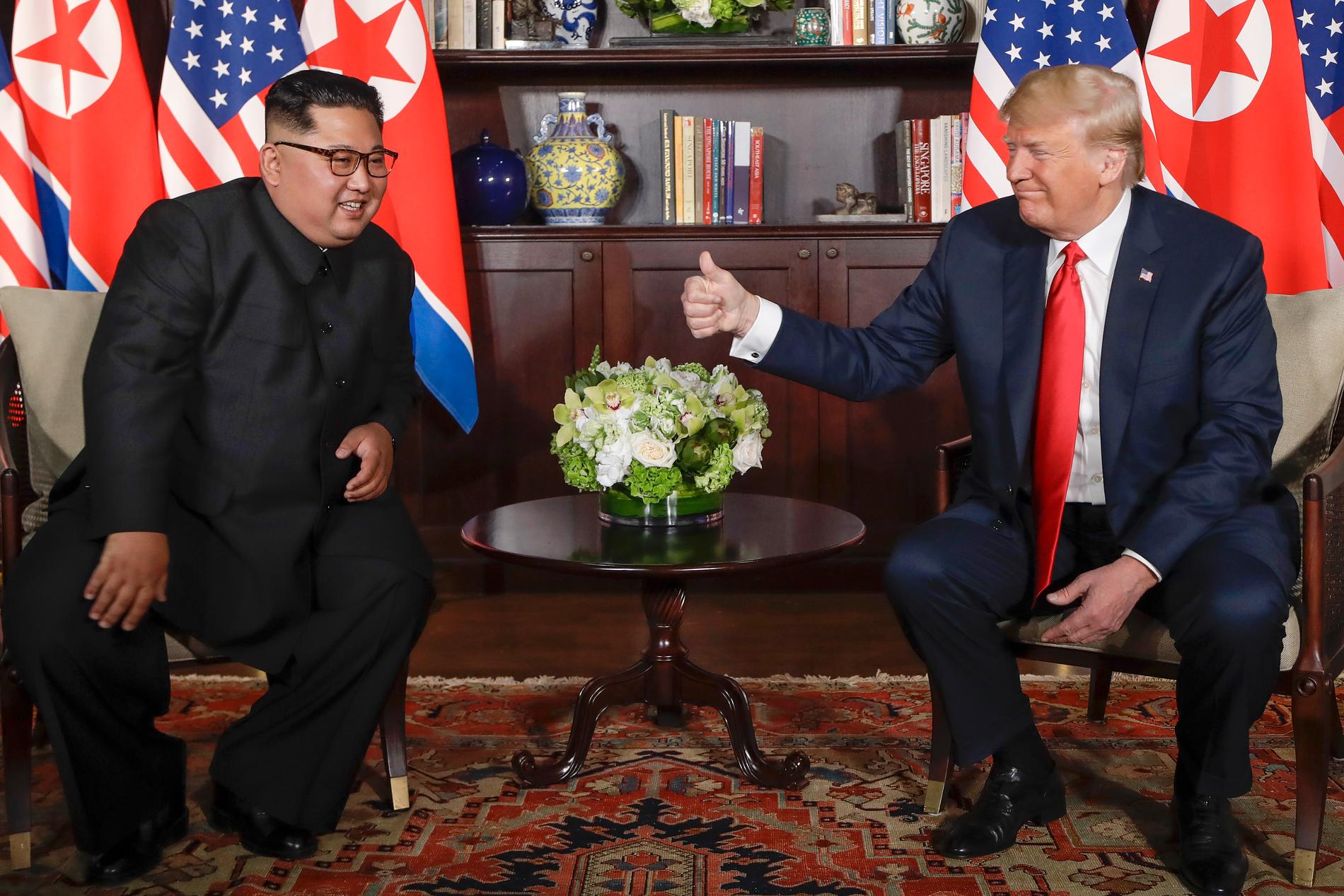 Trump ger Kim tummen upp.