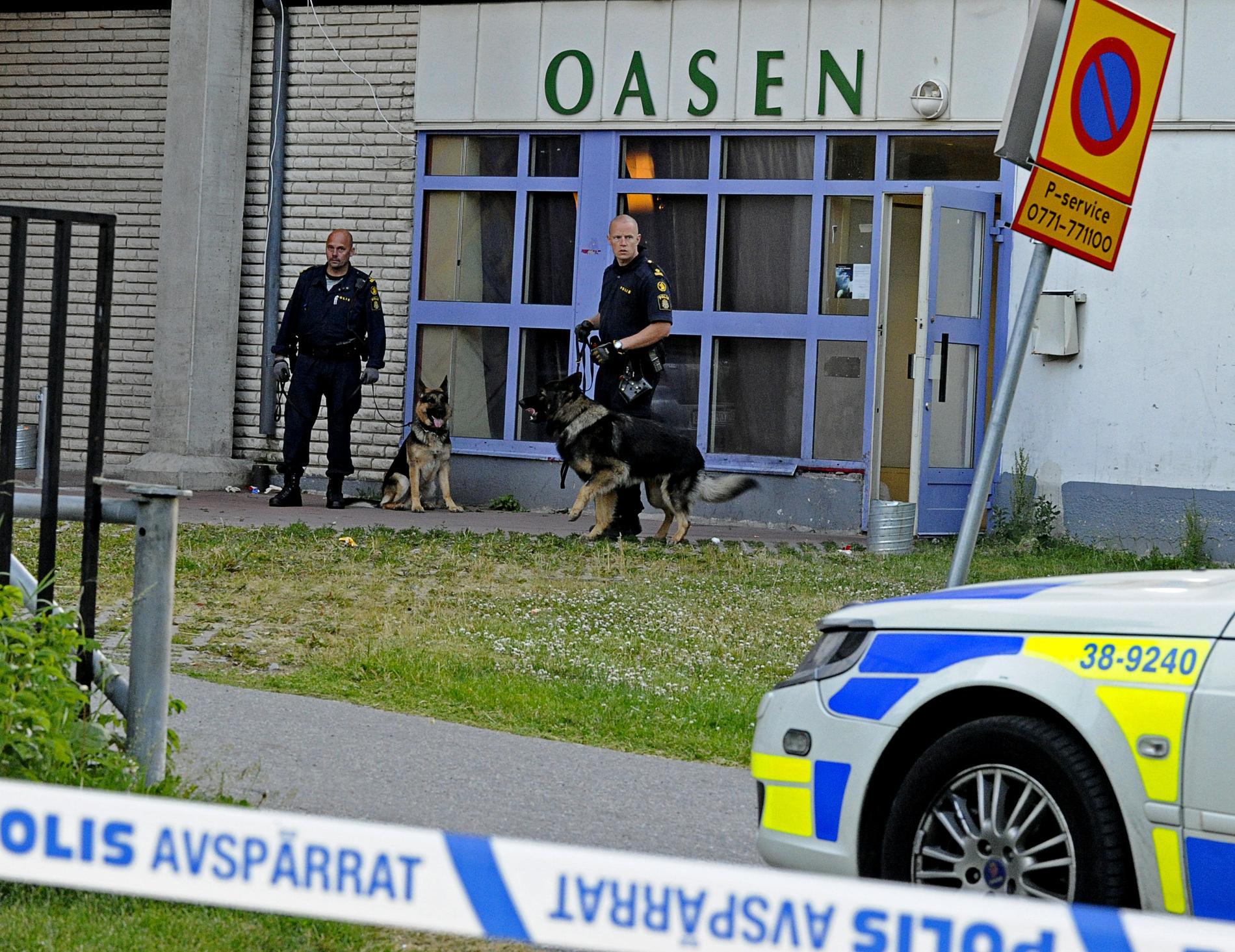 Polisen vid Café Oasen i Ronna Centrum där två bröder sköts ihjäl 2010.