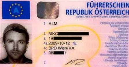 På ditt körkort får du bara ha huvudbonad av religiösa skäl. Niko Alm bär ett durkslag på sitt.