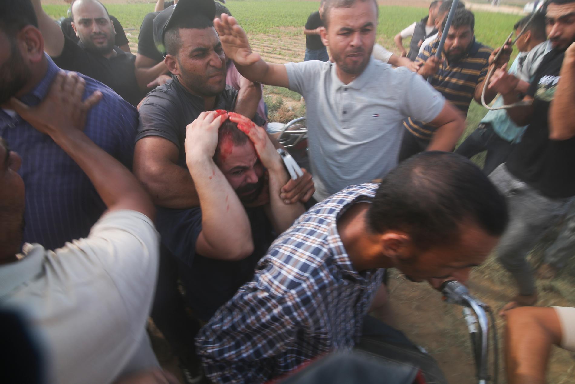 En tillfångatagen israel förs in i Gazaremsan från Kfar Aza. Omkring 250 personer togs gisslan under det första dygnet. Runt 130 personer uppges fortfarande vara tillfångatagna.