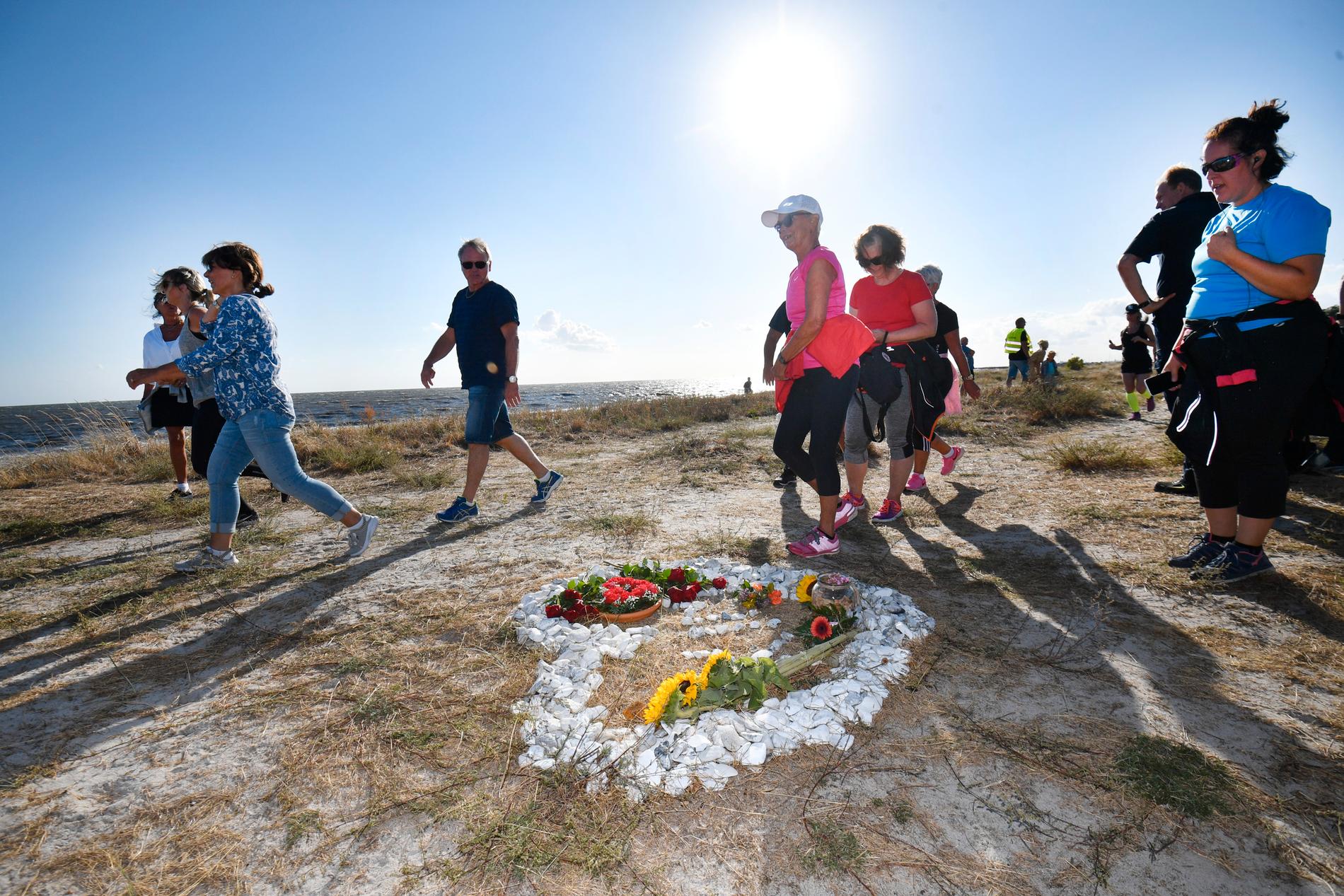 Över 570 personer har anmält sig för att springa ett minneslopp i Trelleborg för att hedra den mördade journalisten Kim Wall. Deltagarna passerar bland annat en minnesplats för Kim Wall, som byggts av vita stenar på stranden.