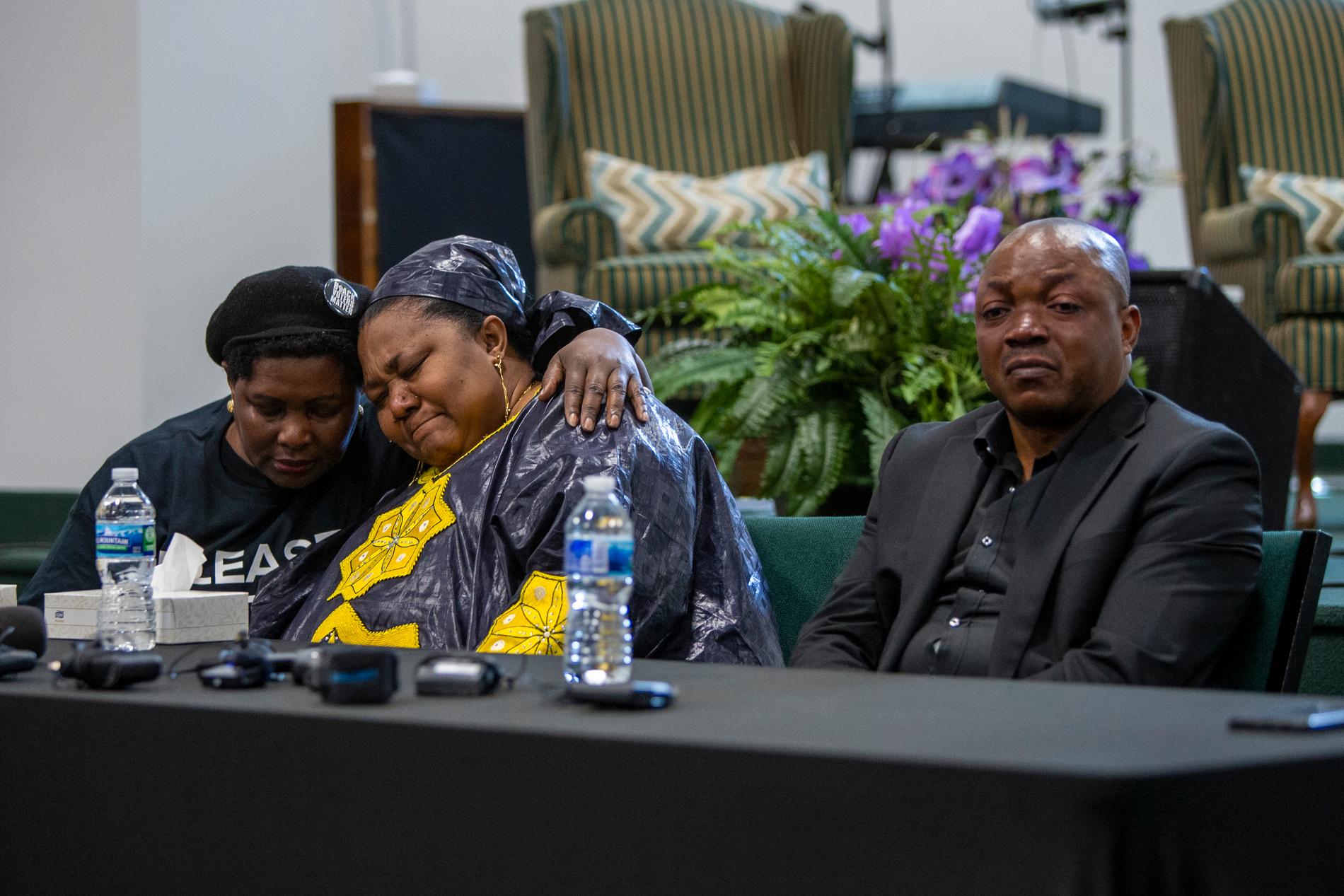Lyoyas familj har anlitat civilrättsadvokaten Benjamin Crump, som tidigare representerat andra högprofilerade offer för polisvåld. På bilden: Dorothy Sewe (vänster) tröstar Dorcas Lyoya (mitten) och Lyoyas pappa (höger).