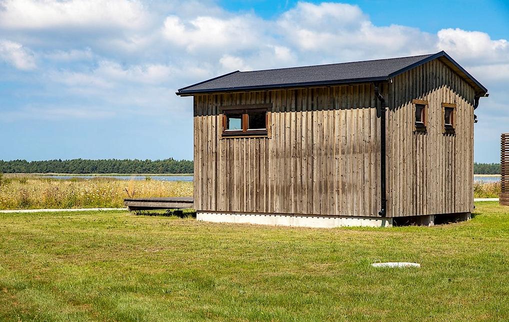 Bostadsrättsstuga på 21 kvadratmeter i Burgsvik på Gotland. Utgångspris: 1 040 000 kronor. Säljs via Länsförsäkringar Fastighetsförmedling. 