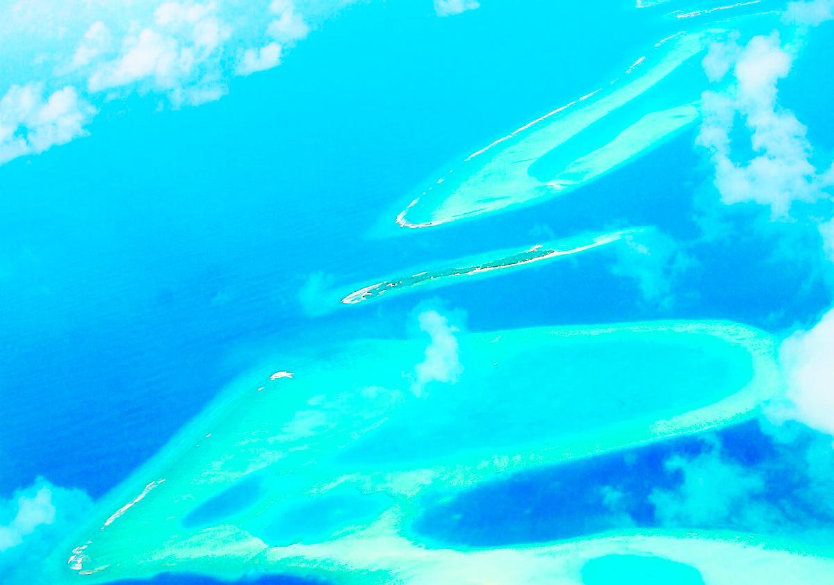 Redan vid inflygningen till Maldiverna kan man se att öarna är något extra. För hur ofta får man den här utsikten från flygplanet?