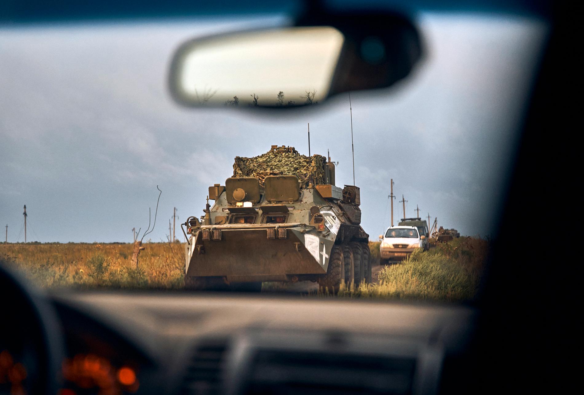 Ukrainska militärfordon rör sig på vägen i det befriade territoriet i Charkiv-regionen i Ukraina under måndagen den 12 september. 