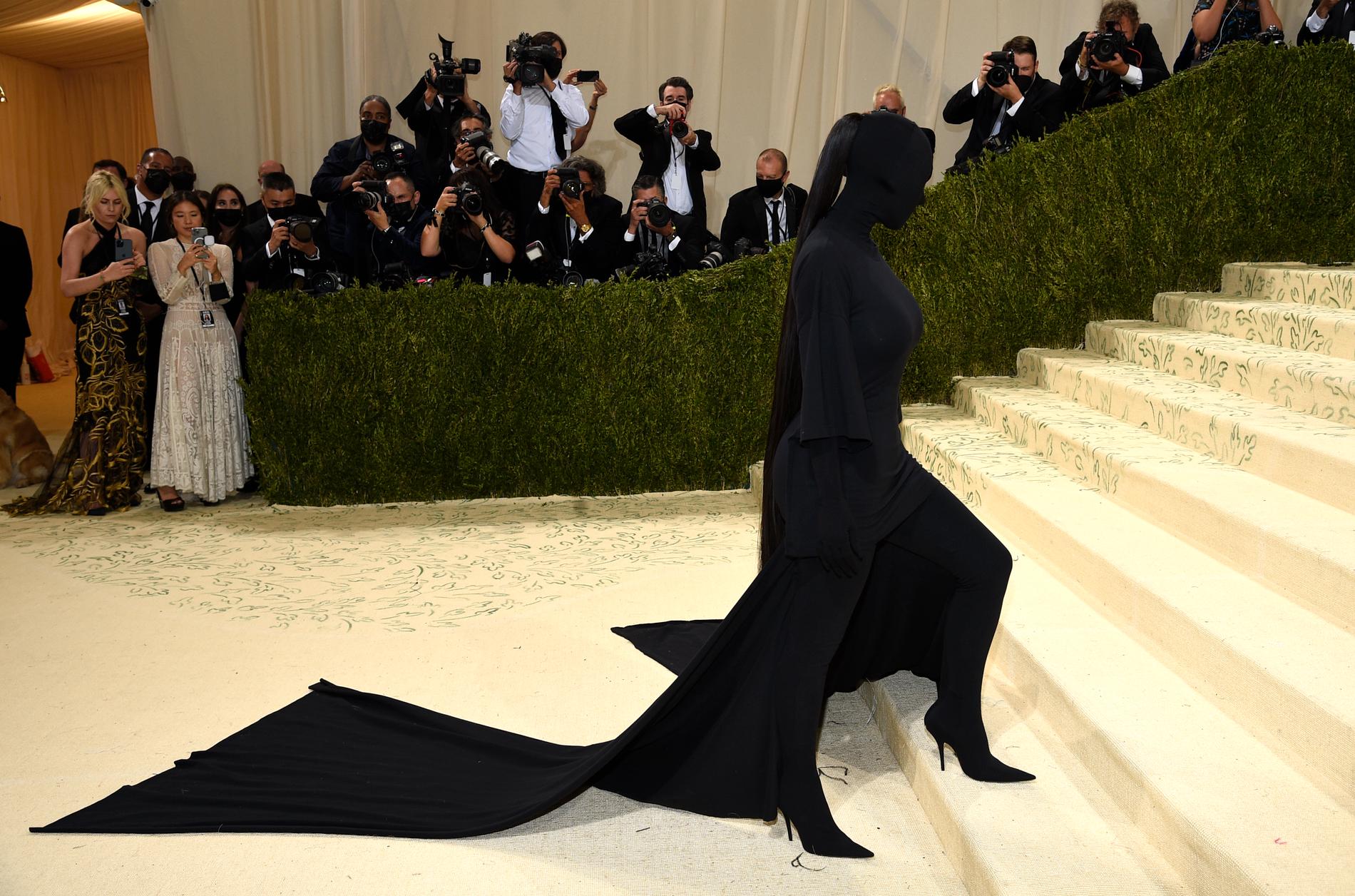 Kim Kardashian skapade rubriker när hon 2021 kom klädd i en, bokstavligt talat, helsvart kreation från Balenciaga.